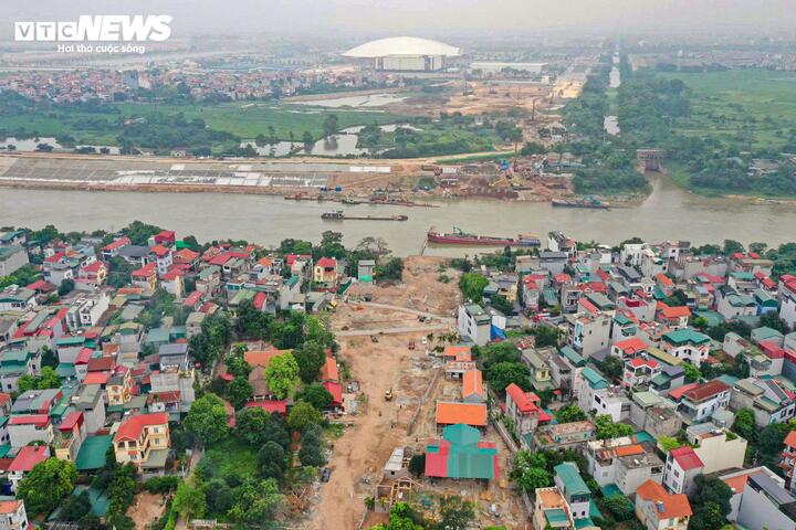 Dự án cầu Tứ Liên là công trình giao thông trọng điểm bắc qua sông Hồng và sông Đuống, được quy hoạch nằm giữa cầu Nhật Tân và cầu Long Biên, kết nối khu vực Tây Hồ với Đông Anh. Tổng mức đầu tư dự kiến của dự án khoảng 20.000 tỷ đồng.