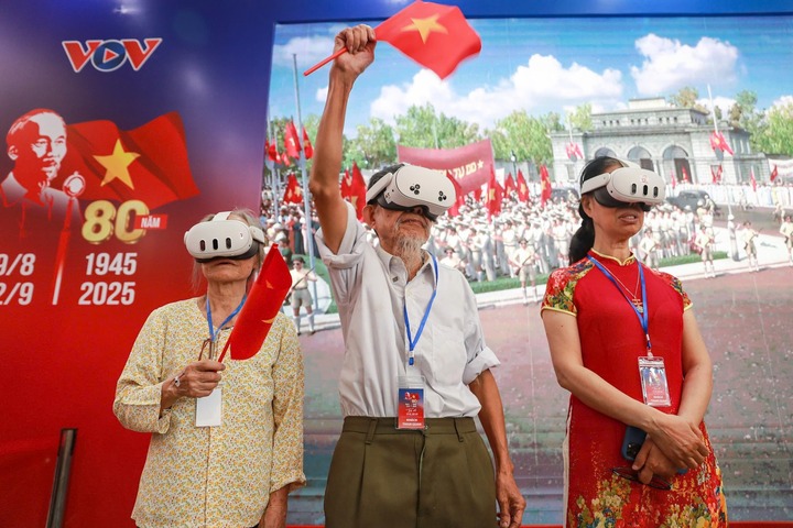 Người dân trải nghiệm chương trình thực tế ảo “Trở về thời khắc thiêng liêng” tại Trung tâm phát thanh Quốc gia vào tháng 8/2025.