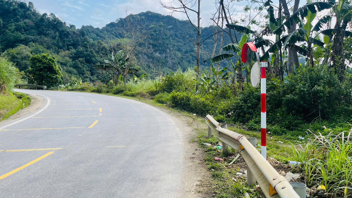 Lắp đặt gương cầu lồi tại các đoạn đường cong, cua khuất tầm nhìn, góp phần hỗ trợ người tham gia giao thông quan sát.
