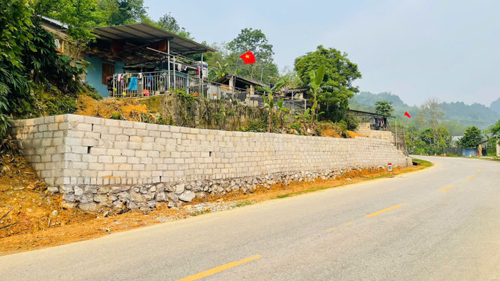 Các công trình sát lề đường được dọn dẹp gọn gàng, đảm bảo an toàn cho phương tiện tham gia giao thông.
