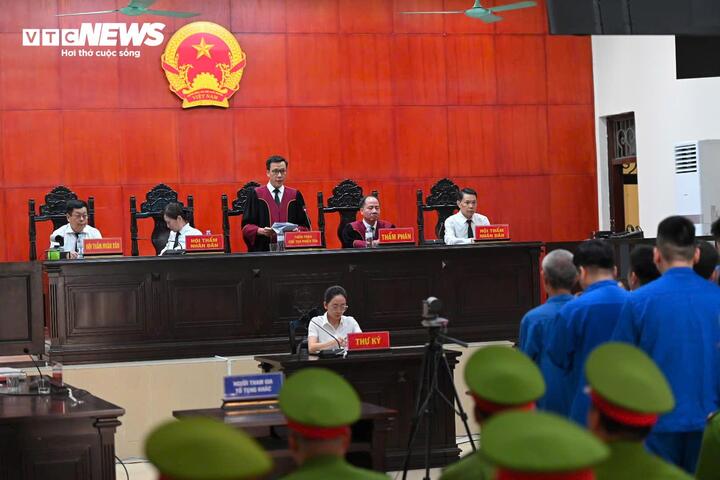 Hội đồng xét xử tuyên án.