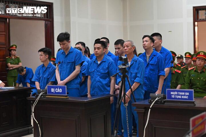 Các bị cáo nghe Hội đồng xét xử tuyên đọc bản án sơ thẩm.