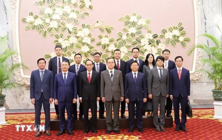 Đoàn công tác do đồng chí Lê Hoài Trung dẫn đầu chụp ảnh lưu niệm với Chủ tịch Ủy ban thường vụ Hội nghị Nhân dân Tối cao kiêm Chủ tịch Hội nghị Nhân dân Tối cao Triều Tiên Cho Yong Won. (Ảnh: Đỗ Sinh/TTXVN)