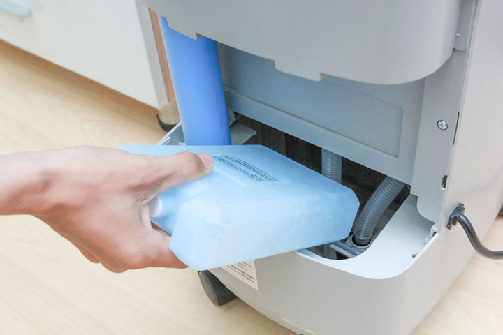 Bình chứa nước rất dễ ẩm mốc, có mùi. (Ảnh: Điện máy Xanh)