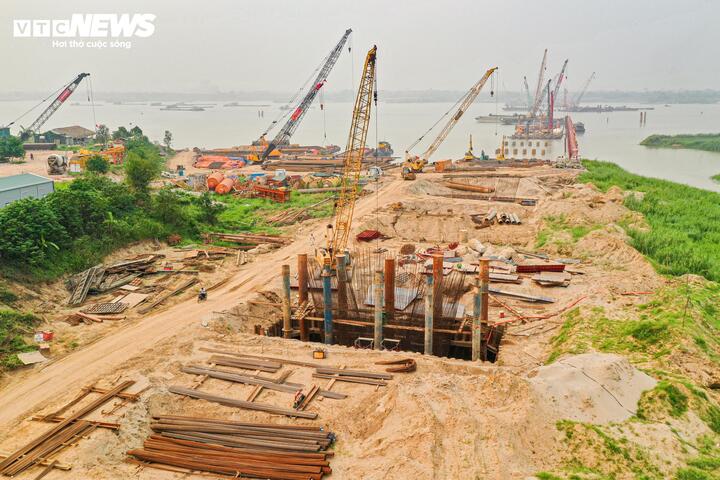 Trong điều kiện thời tiết đầu hè thay đổi thất thường, các tổ đội công nhân vẫn duy trì làm việc liên tục theo ca để đảm bảo tiến độ. Đại diện nhà thầu cho biết, việc tăng cường thi công xuyên dịp lễ nhằm tận dụng “thời điểm vàng”, hạn chế ảnh hưởng khi bước vào mùa mưa.