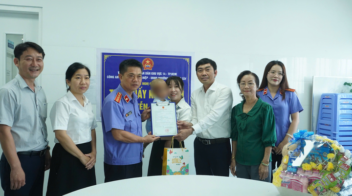 Bé trai bị bạo hành được trao giấy chứng sinh tại Bệnh viện Nhi Đồng 1.