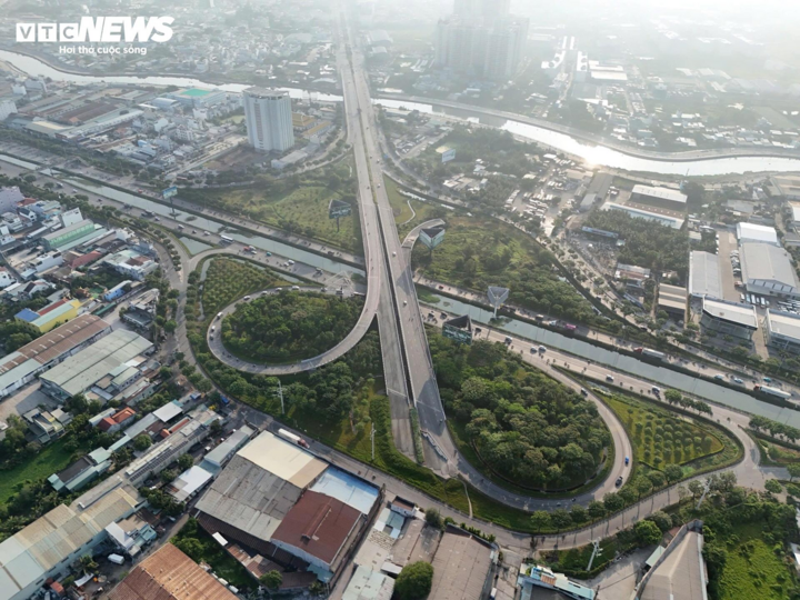 Loạt đường sắt, đường bộ kết nối TP.HCM, Đồng Nai, Tây Ninh đang được 3 địa phương cấp tập đầu tư. Trong ảnh: Trục đường Đông - Tây nối TP.HCM và Tây Ninh đang chuẩn bị đầu tư. (Ảnh: Lương Ý)