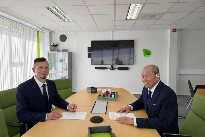 Hình ảnh ông Markus Lund – Tổng Giám đốc (CEO) Pharmatech AS (bên trái) và ông Châu Đệ – Giám đốc khu vực châu Á (Asia Manager) (bên phải).