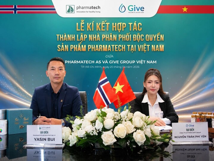 Hình ảnh ông Yasin Bui – đại diện Pharmatech As và bà Nguyễn Trần Phi Yến - Giám đốc Give Group trong buổi kí kết.