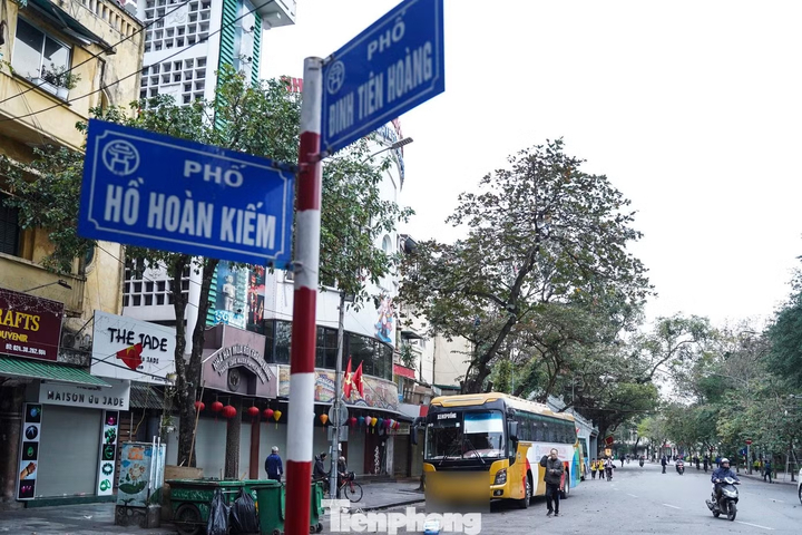 Đề xuất cấm toàn bộ xe 16 chỗ đi vào giờ cao điểm trên địa bàn phường Hoàn Kiếm.