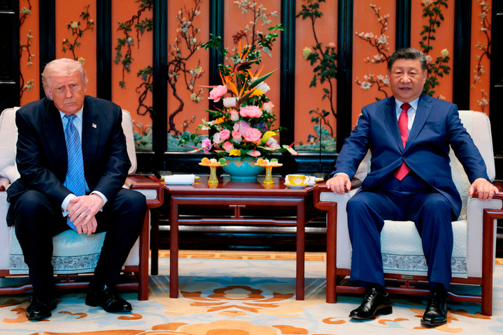 Chủ tịch Trung Quốc Tập Cận Bình (phải) và Tổng thống Mỹ Donald Trump tham dự cuộc hội đàm bên lề chuyến thăm khu vườn Trung Nam Hải ở Bắc Kinh ngày 15/5. (Ảnh: AP)