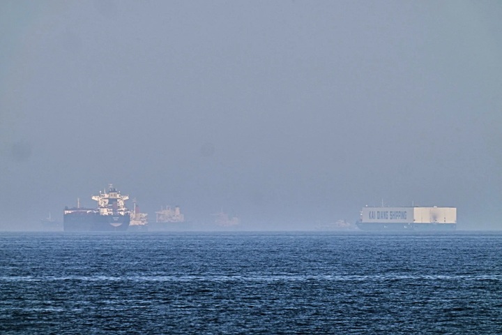 Các tàu hoạt động trên Vịnh Oman, gần eo biển Hormuz, hồi đầu tháng này. (Ảnh: Fatima Shbair/Associated Press)