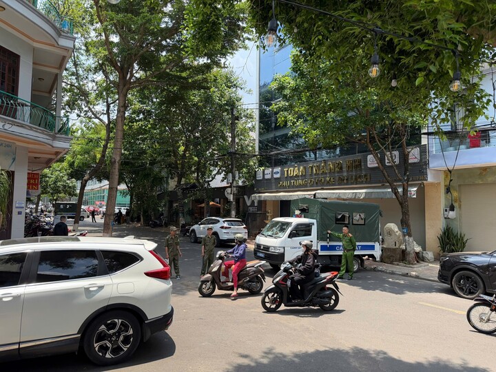 Cảnh sát phong tỏa 2 đầu của quán cà phê để đảm bảo an toàn cho người dân.
