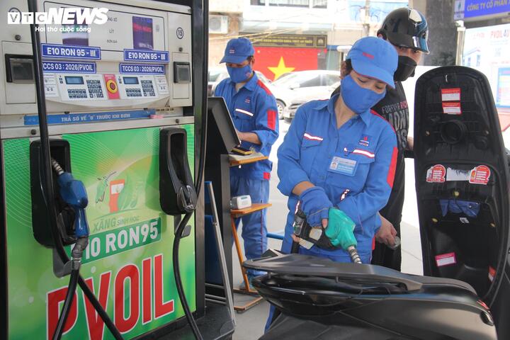 Toàn bộ cột xăng của cửa hàng xăng dầu PVOIL Thái Thịnh, Hà Nội được chuyển đổi sang bán xăng sinh học.