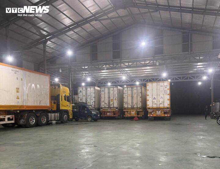 Container sầu riêng nằm chờ lấy mẫu kiểm nghiệm.