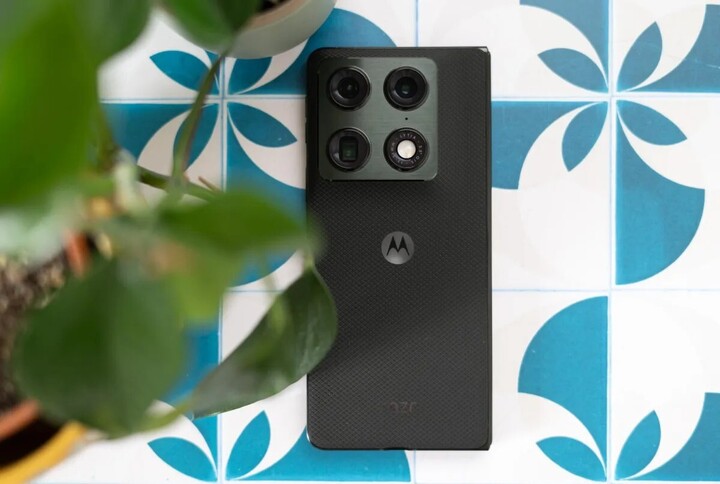 Motorola Razr Fold - thiết kế đẹp, pin trâu nhưng giá cao. (Nguồn: Motorola)