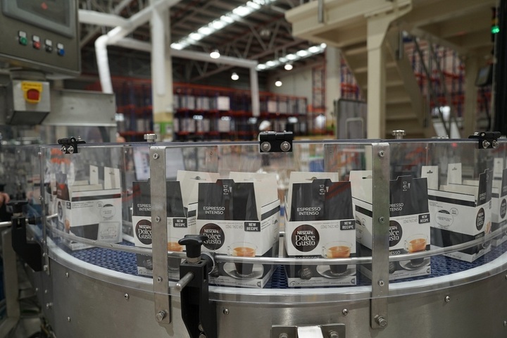 Dây chuyền sản xuất viên nén NESCAFÉ Dolce Gusto sử dụng nguyên liệu thô hoàn toàn, giúp gia tăng giá trị hạt cà phê Việt Nam.