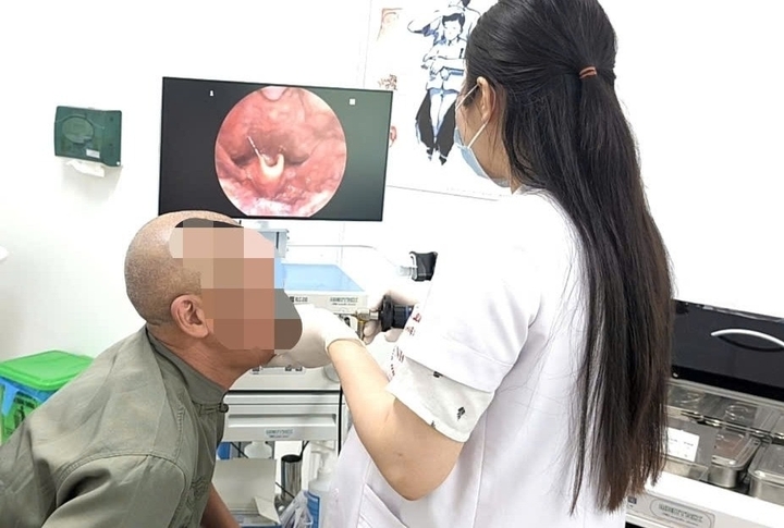 Bác sĩ khám cho bệnh nhân. (Ảnh: BSCC)