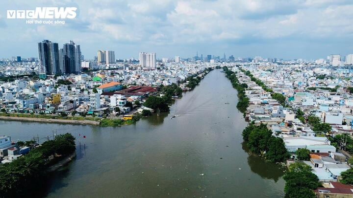 Phát triển nhà ở xã hội để phục vụ tái định cư tại chỗ là ưu tiên trong di dời nhà ven kênh rạch của Thành phố, để hạn chế xáo trộn sinh kế và đời sống của người dân. (Ảnh: H. Linh)