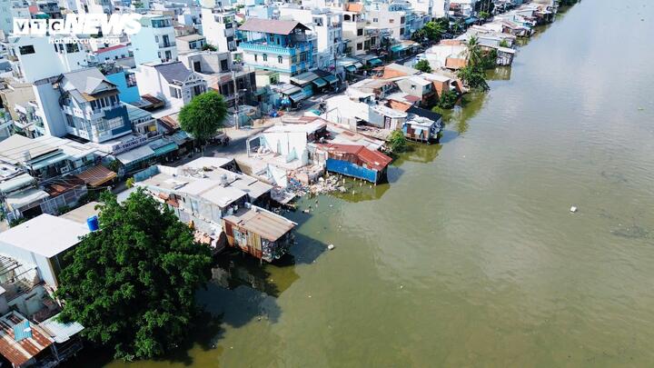 TP.HCM còn khoảng 40.000 căn nhà ven kênh rạch cần di dời, chỉnh trang đô thị. (Ảnh: H. Linh)