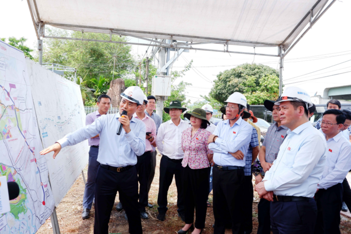 Phó Chủ tịch Quốc hội Nguyễn Hồng Diên cùng đoàn công tác kiểm tra thực tế tại dự án đường Vành đai 4, đây là dự án kết nối toàn vùng Đông Nam bộ với chiều dài 159,31km, vốn đầu tư 120.413 tỷ đồng. (Ảnh: Hoa Lê)