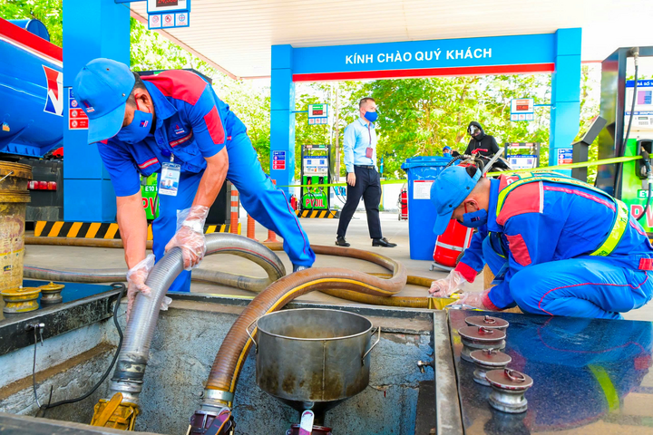 Nhân viên PVOIL nhập xăng E10 vào bồn chứa tại CHXD.