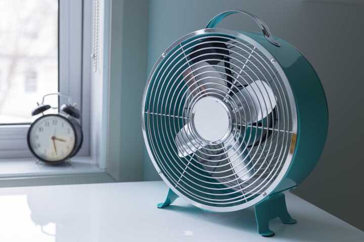 Thường xuyên vệ sinh giúp quạt điện mát mẻ, sạch sẽ hơn. (Ảnh: Week)
