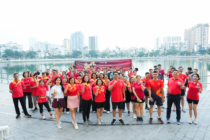 CBNV ROX cùng nhau tham gia hoạt động chạy sau giờ làm.