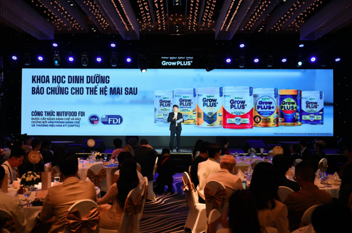 Lãnh đạo Nutifood công bố bằng sáng chế USPTO dành cho Công thức FDI tại sự kiện ngày 15/5.