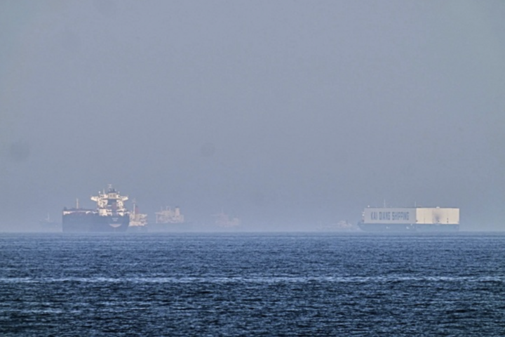 Các tàu hoạt động trên Vịnh Oman, gần eo biển Hormuz. (Ảnh: AP)