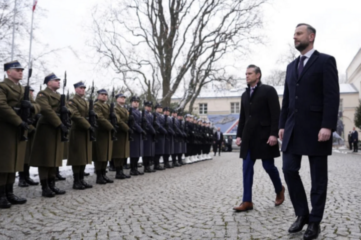 Bộ trưởng Chiến tranh Pete Hegseth và Bộ trưởng Quốc phòng Ba Lan Wladyslaw Kosiniak-Kamysz. (Ảnh: Reuters)