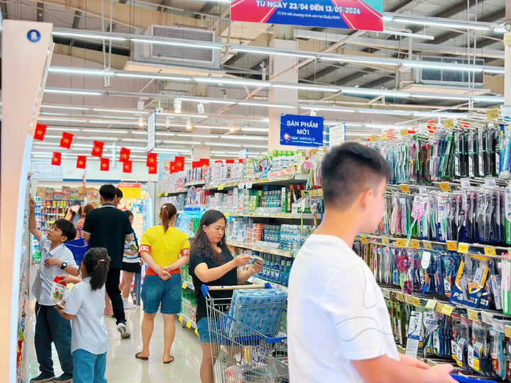 Khách hàng mua sắm hàng thiết yếu với nhiều ưu đãi hấp dẫn tại hệ thống Co.opmart, Co.opXtra.