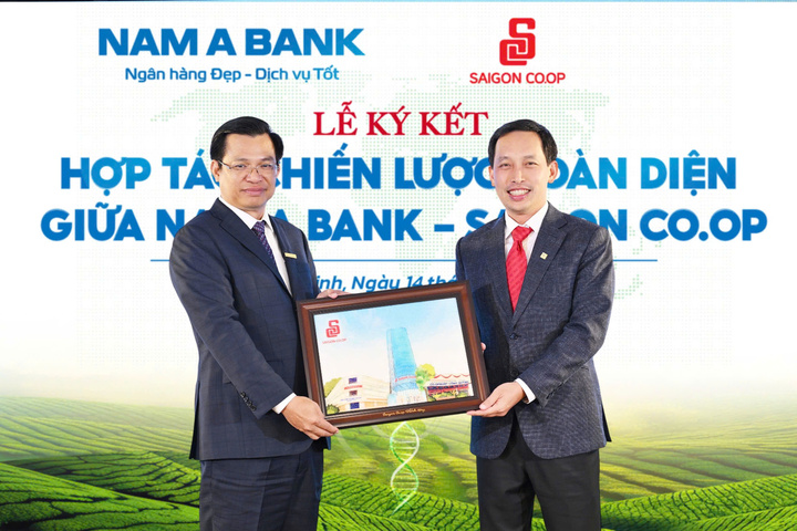 Chủ tịch HĐQT Vũ Anh Khoa tặng quà lưu niệm cho lãnh đạo Nam Á Bank.
