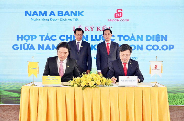 Tổng Giám đốc Saigon Co.op Phạm Trung Kiên và Tổng Giám đốc Nam Á Bank Trần Khải Hoàn thực hiện nghi thức ký kết hợp tác chiến lược giữa 2 bên.