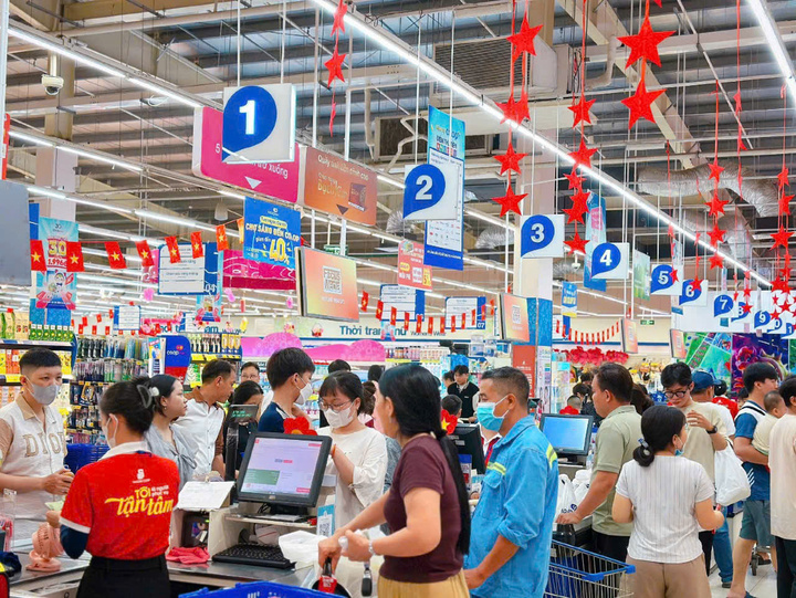 Khách hàng tham quan mua sắm nhộn nhịp tại hệ thống Co.opmart.