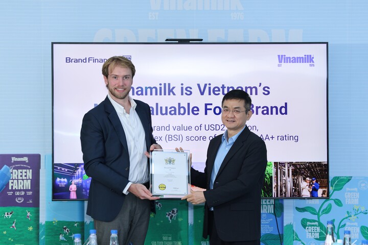 Ông Nguyễn Quang Trí, Giám đốc Điều hành Marketing Vinamilk, nhận chứng nhận Top 100 thương hiệu giá trị nhất Việt Nam từ đại diện Brand Finance. (Ảnh: Vi Nam)