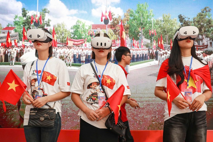 Thông qua công nghệ thực tế ảo (VR), lần đầu tiên tại khu di tích đặc biệt Làng Sen (Nghệ An), công chúng có cơ hội “xuyên không”, trở về thời khắc lịch sử ngày 2/9/1945, chứng kiến thời khắc Chủ tịch Hồ Chí Minh đọc bản Tuyên ngôn Độc lập tại Quảng trường Ba Đình, khai sinh nước Việt Nam Dân chủ Cộng hòa.