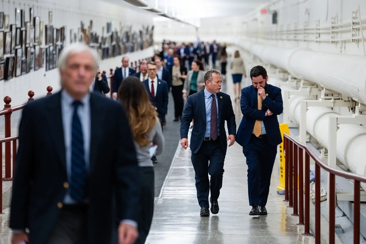Nghị sĩ Josh Gottheimer (giữa) đề xuất nghị quyết quyền lực chiến tranh mới nhất, nhằm buộc Tổng thống Donald Trump phải xin Quốc hội phê chuẩn nếu muốn tiếp tục chiến dịch quân sự nhằm vào Iran. (Ảnh: The New York Times/Eric Lee)
