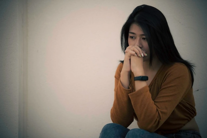 Chồng bỗng nhiên đưa nhiều tiền khiến tôi sinh nghi ngờ. (Ảnh: iStock)