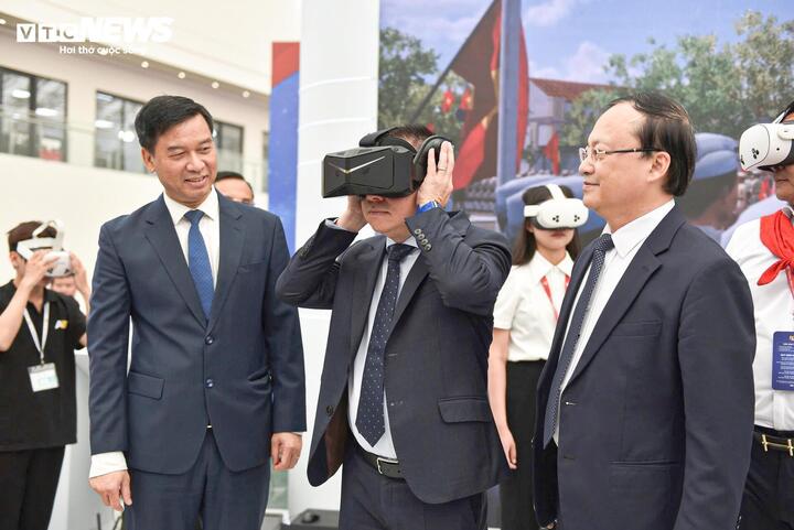 Ông Lê Quốc Minh, Tổng Biên tập Báo Nhân Dân, Phó Trưởng Ban Tuyên giáo và Dân vận Trung ương, Chủ tịch Hội Nhà báo Việt Nam tham quan và trải nghiệm thực tế ảo tại gian hàng của VOV tại Triển lãm Quốc gia A80 “Hành trình Độc lập – Tự do – Hạnh phúc”.