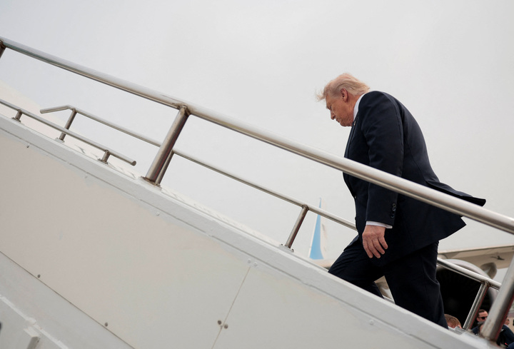 Tổng thống Mỹ Donald Trump lên chuyên cơ Không lực Một, rời Thủ đô Bắc Kinh, Trung Quốc, ngày 15/5/2026. (Ảnh: Reuters/Evan Vucci)