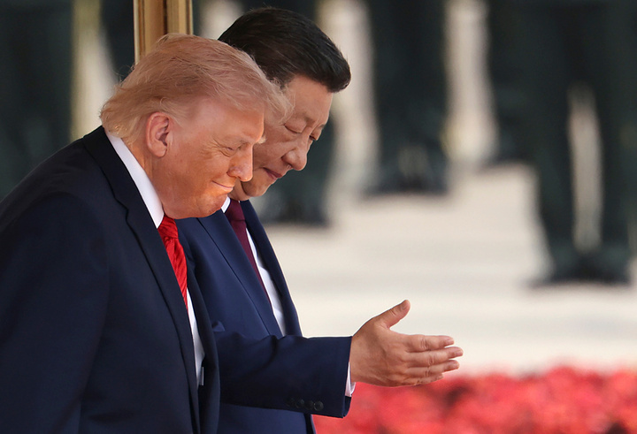 Tổng thống Mỹ Donald Trump (trái) và Chủ tịch Trung Quốc Tập Cận Bình tham dự lễ đón tại Đại lễ đường Nhân dân ở Bắc Kinh ngày 14/5/2026. (Ảnh: Maxim Shemetov/Pool/AP)