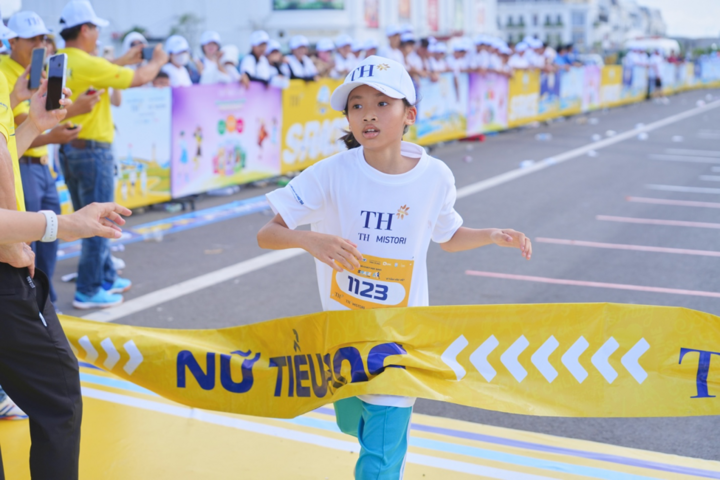 Khoảnh khắc về đích Top 1 nữ học sinh Tiểu học.