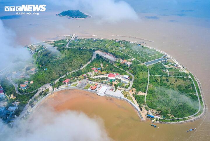 Chính điều kiện địa lý này đã khiến trong lịch sử, nơi đây được lựa chọn làm điểm xuất phát của những con tàu không số - lực lượng nòng cốt của tuyến vận tải chiến lược trên biển - góp phần chi viện cho chiến trường miền Nam. (Ảnh: Đại Thắng).