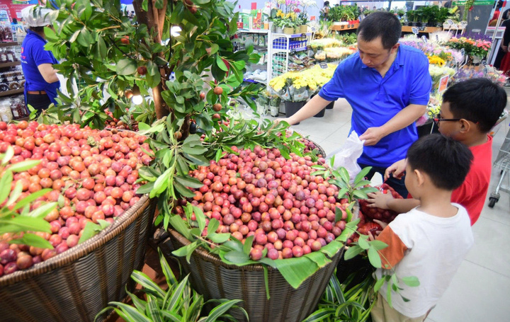 Kkhách hàng đến Co.opmart chọn mua mận hậu tươi ngon chất lượng.