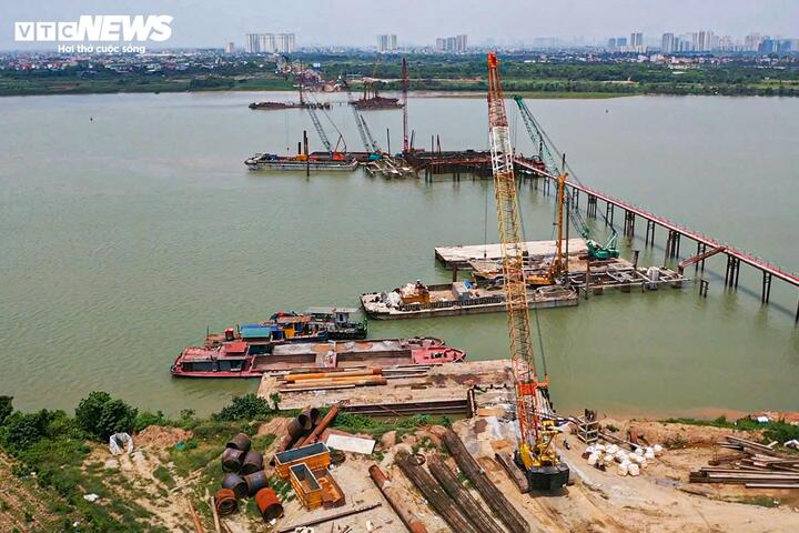 Theo ghi nhận, các tổ đội thi công của nhà thầu đang khẩn trương triển khai nhiều hạng mục dưới lòng sông như khoan cọc, xây dựng mố trụ cầu nhằm đẩy nhanh tiến độ dự án.