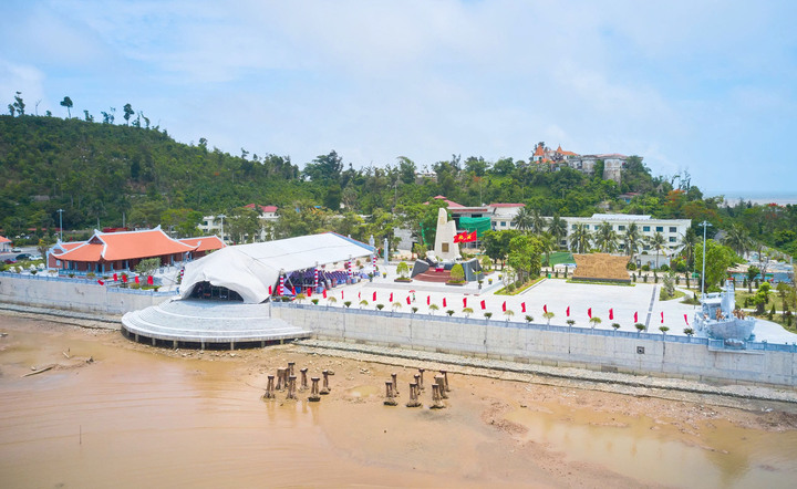 Sau chiến tranh, Bến K15 được Nhà nước công nhận là Di tích Quốc gia đặc biệt vào năm 2024. Nơi đây không chỉ là chứng tích của một thời kỳ hào hùng mà còn là “địa chỉ đỏ” giáo dục truyền thống cách mạng cho các thế hệ hôm nay và mai sau. (Ảnh: Đại Thắng)