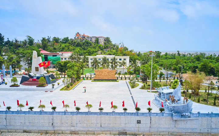 Vì vậy, Hải Phòng được chọn là bến khởi nguồn cho con đường Hồ Chí Minh trên biển. Bến K15 được xây dựng, đưa vào sử dụng làm nơi tập kết hàng hoá và xuất phát của những con tàu không số, nối liền hậu phương miền Bắc với tiền tuyến miền Nam. (Ảnh: Đại Thắng)
