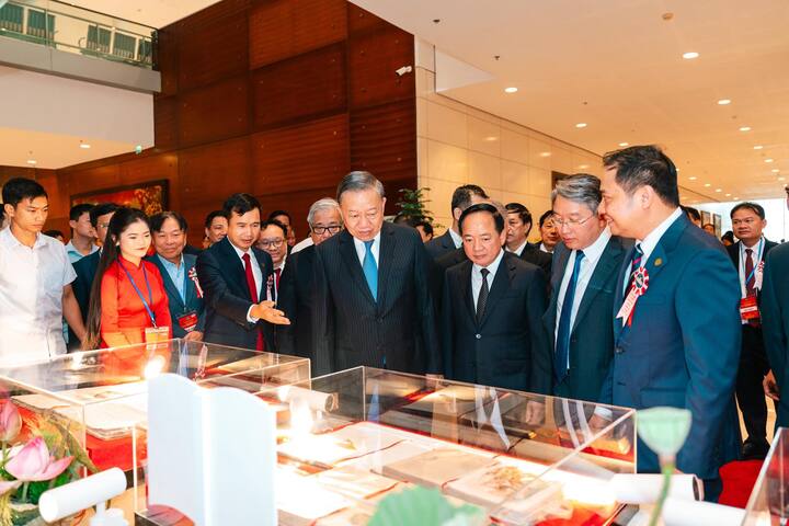 Tổng Bí thư, Chủ tịch nước Tô Lâm thăm quan triển lãm về dòng chảy lịch sử 120 năm truyền thống Đại học Quốc gia Hà Nội. (Ảnh: VNU)