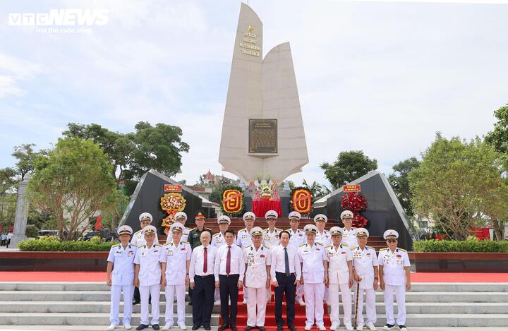 Phó Thủ tướng Lê Tiến Châu chụp ảnh lưu niệm cùng lãnh đạo TP Hải Phòng và Ban liên lạc đoàn tàu không số tại đài tưởng niệm Bến K15.